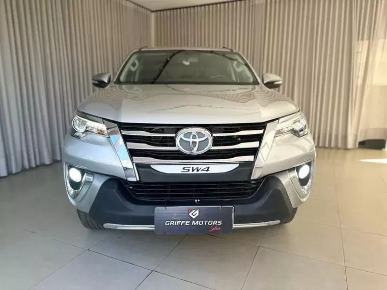 Toyota Hilux SW4 Prata 14