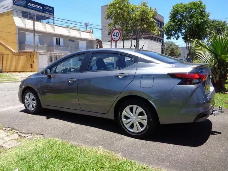 Nissan Versa Cinza 2