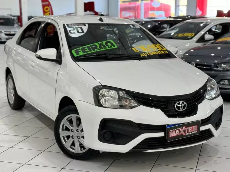 Toyota Etios Branco 1