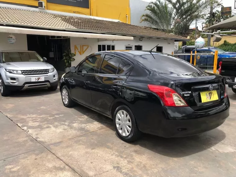 Nissan Versa Preto 6