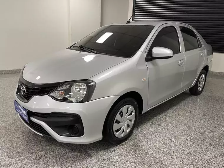 Toyota Etios Prata 1