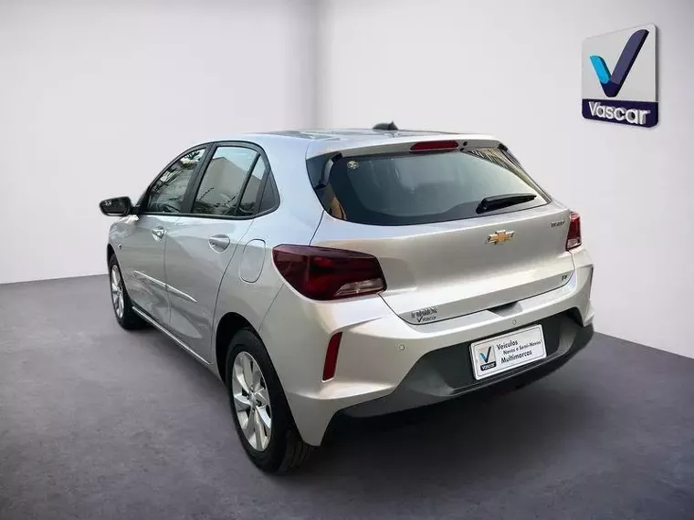 Chevrolet Onix Prata 4