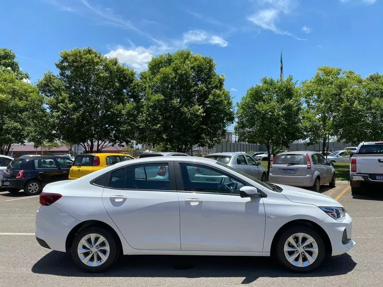 Chevrolet Onix Branco 11