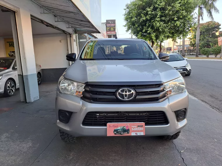 Toyota Hilux Prata 24