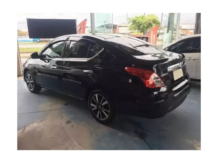 Nissan Versa Preto 6