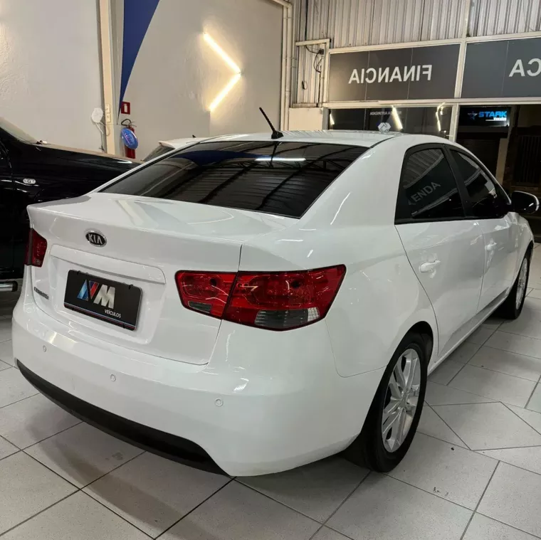 KIA Cerato Branco 5