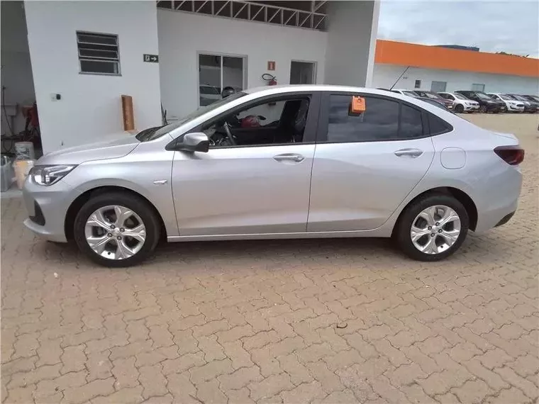 Chevrolet Onix Prata 5