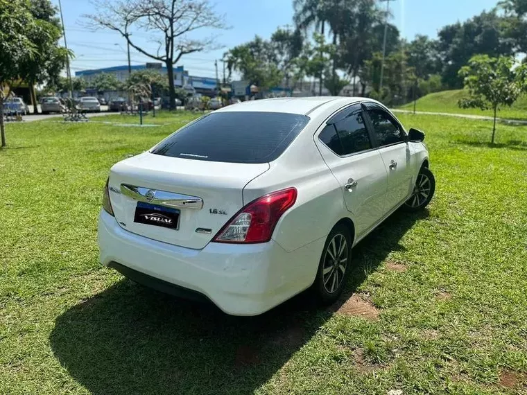 Nissan Versa Branco 6