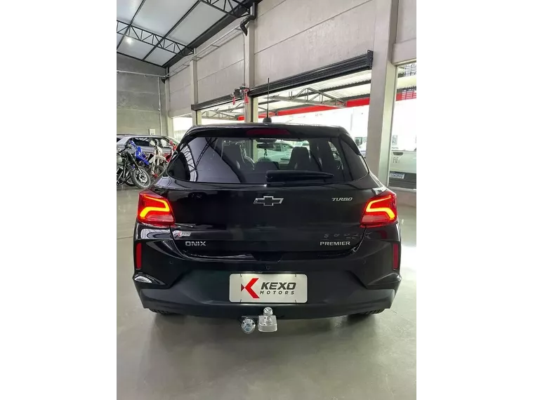 Chevrolet Onix Preto 15