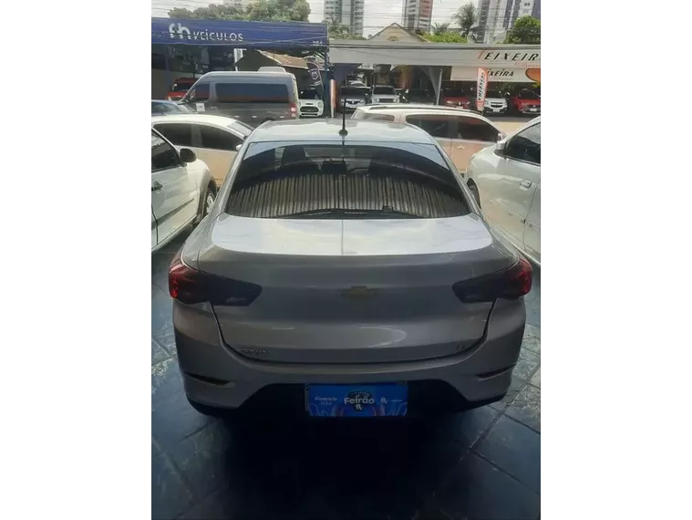 Chevrolet Onix Prata 6