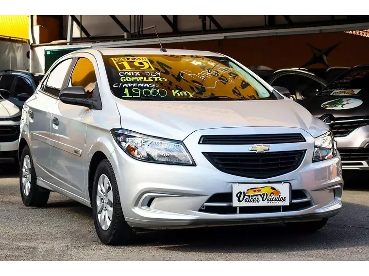 Chevrolet Onix Prata 14