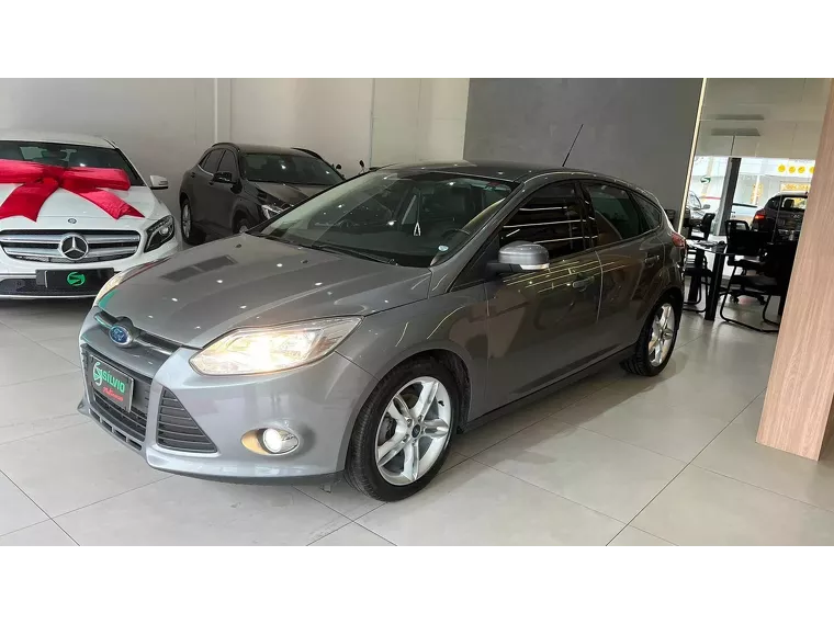 Ford Focus Cinza 8