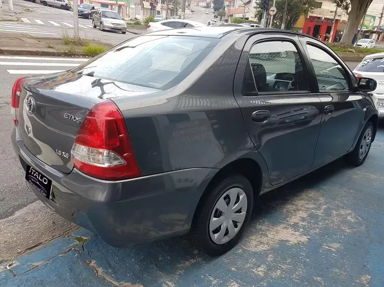 Toyota Etios Cinza 5