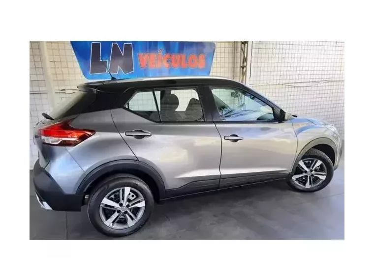 Nissan Kicks Cinza 2