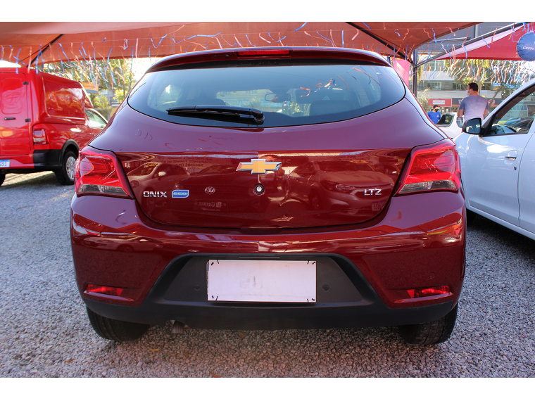 Chevrolet Onix Vermelho 10