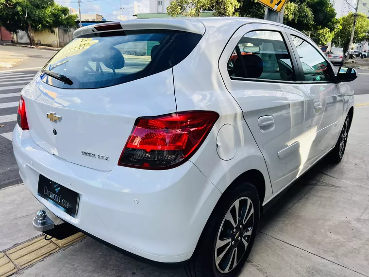 Chevrolet Onix Branco 7