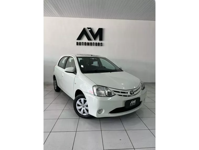Toyota Etios Branco 1