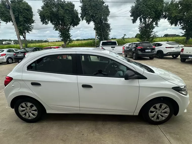 Chevrolet Onix Branco 3