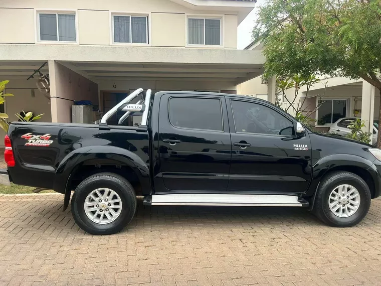 Toyota Hilux Preto 4