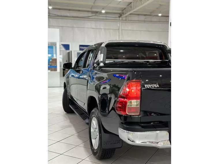 Toyota Hilux Preto 13