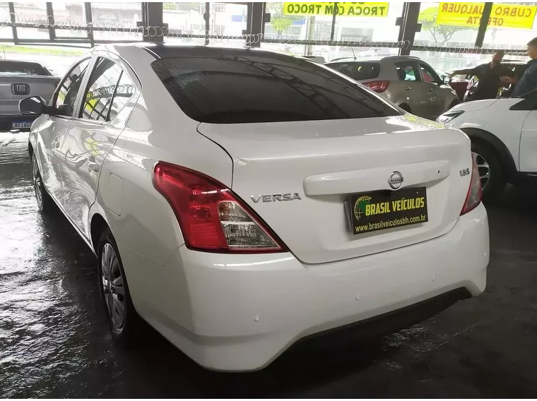 Nissan Versa Branco 2