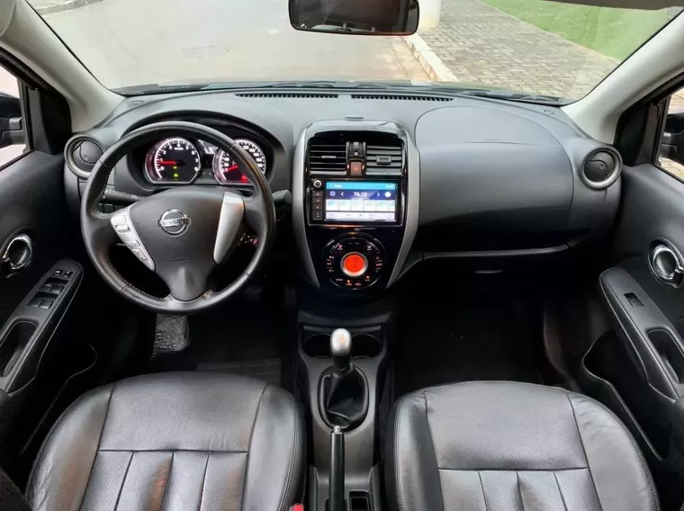 Nissan Versa Preto 15