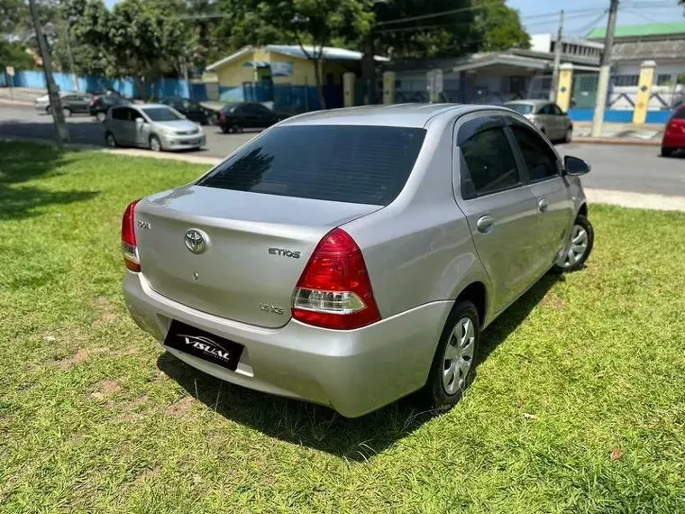 Toyota Etios Prata 2