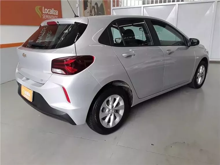 Chevrolet Onix Prata 6