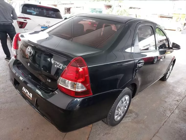 Toyota Etios Preto 6