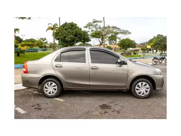 Toyota Etios Cinza 7