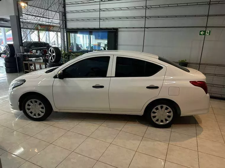 Nissan Versa Branco 6