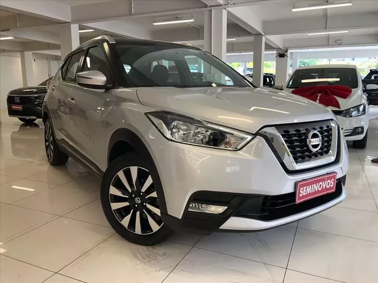 Nissan Kicks Prata 2