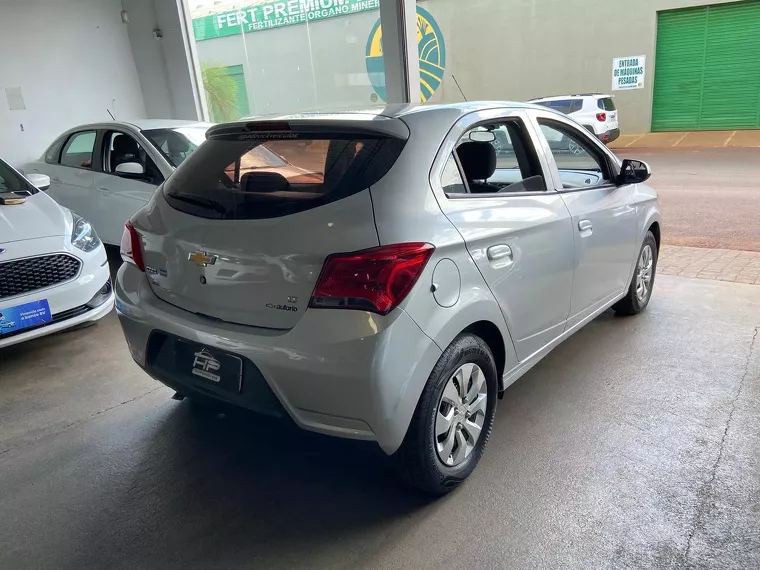 Chevrolet Onix Prata 9