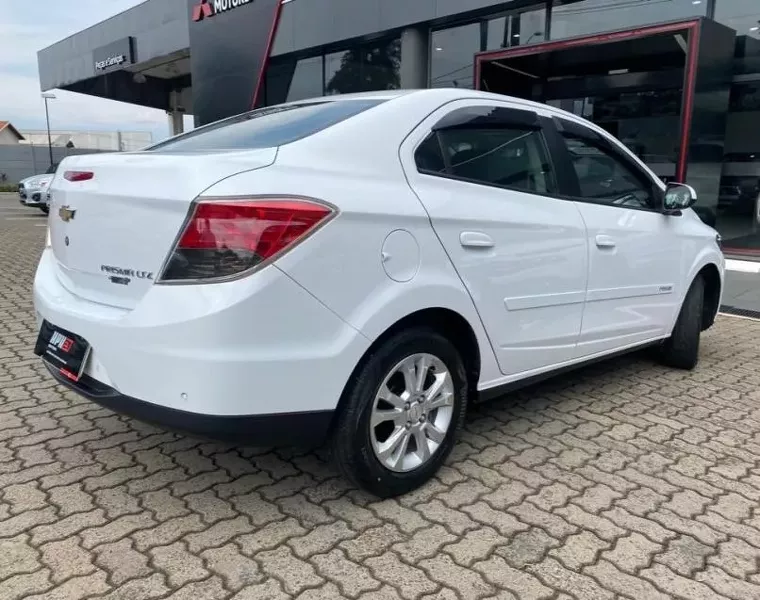 Chevrolet Prisma Branco 11