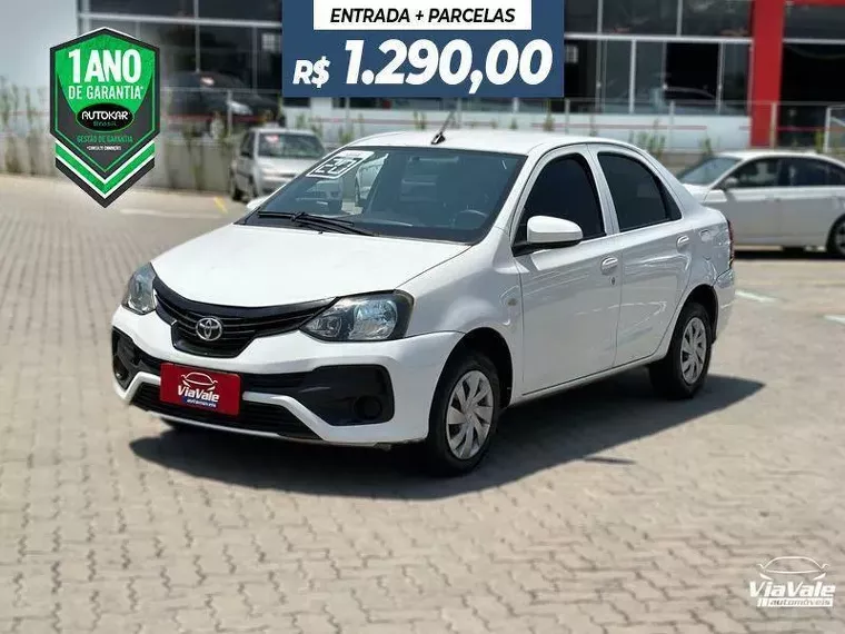 Toyota Etios Branco 13