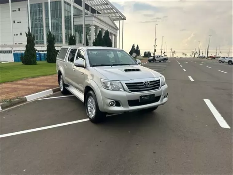 Toyota Hilux Prata 13