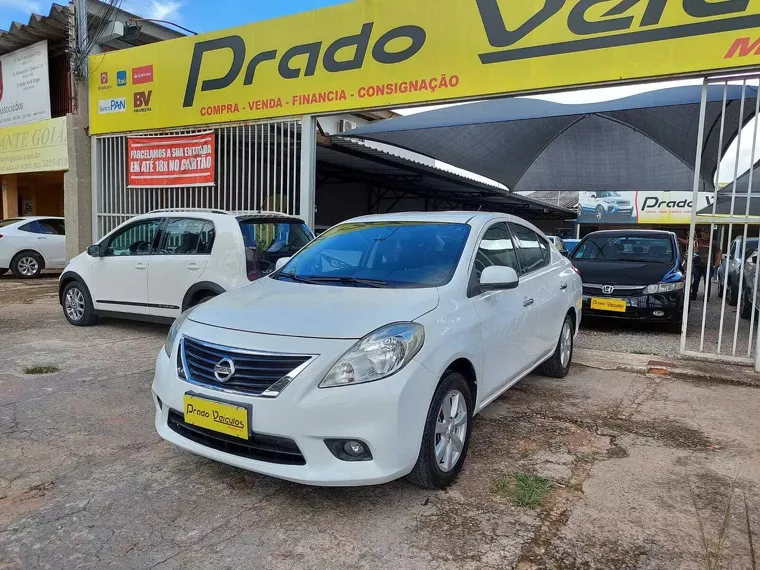 Nissan Versa Branco 1