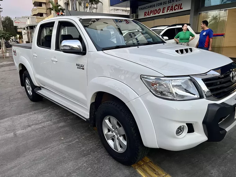 Toyota Hilux Branco 14