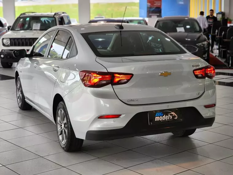 Chevrolet Onix Prata 12