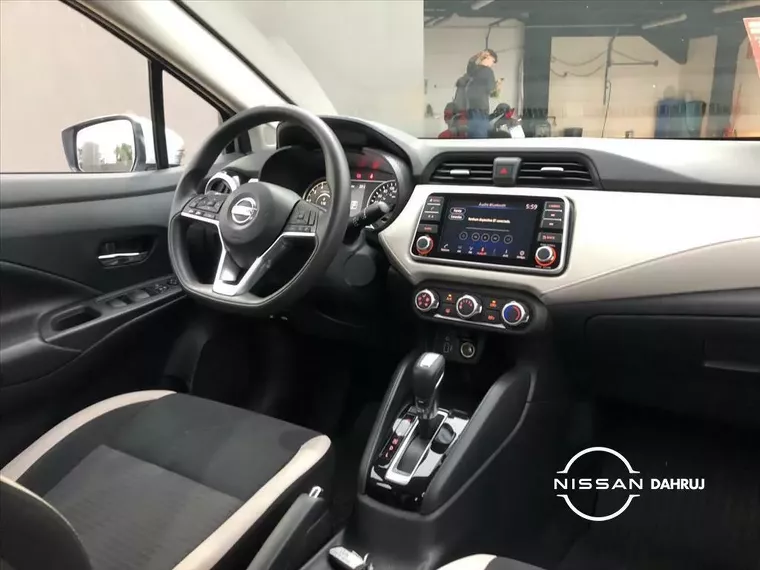 Nissan Versa Prata 8