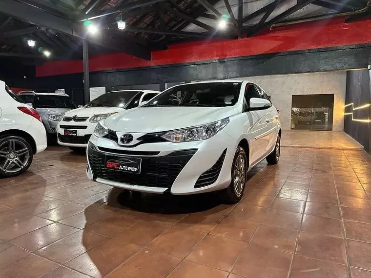 Toyota Yaris Branco 2