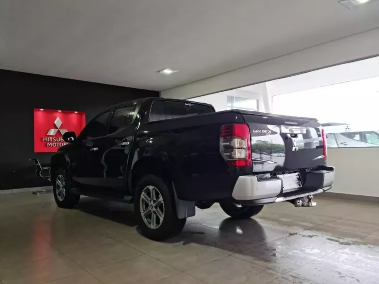 Mitsubishi L200 Triton Preto 7