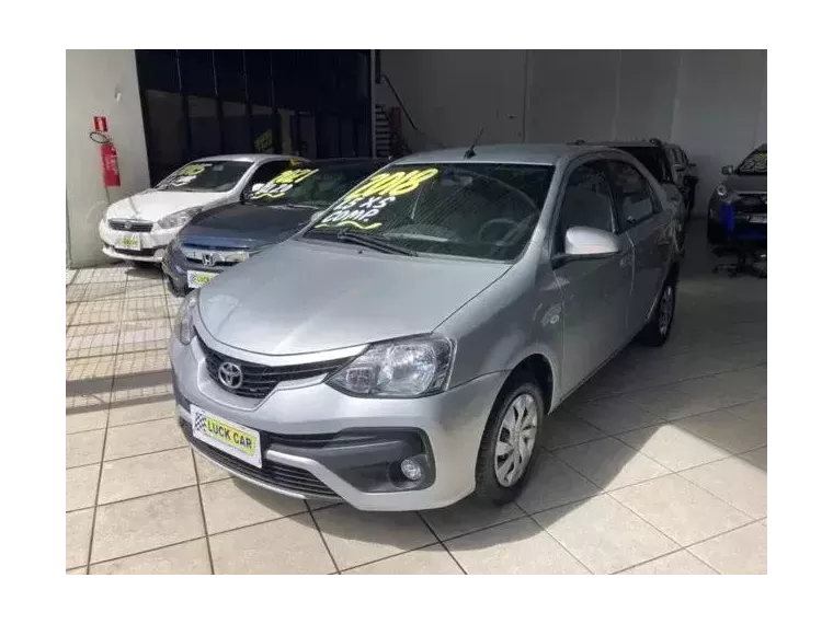 Toyota Etios Prata 4