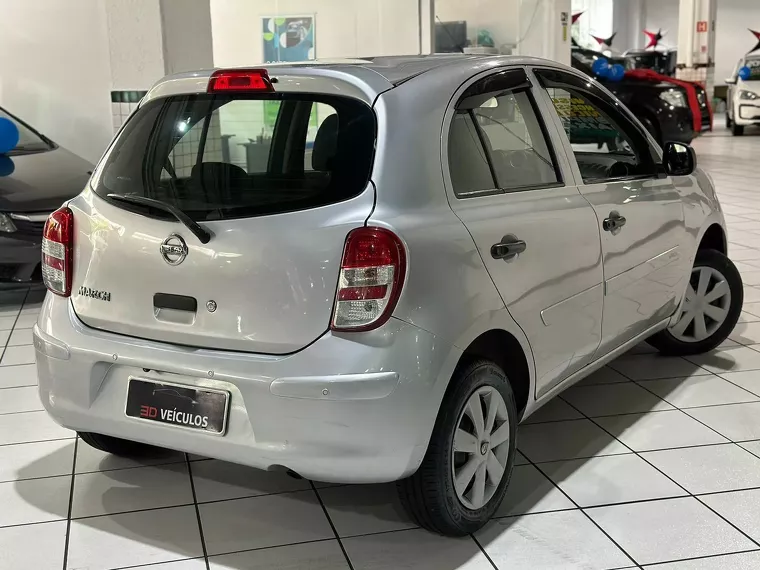 Nissan March Prata 16