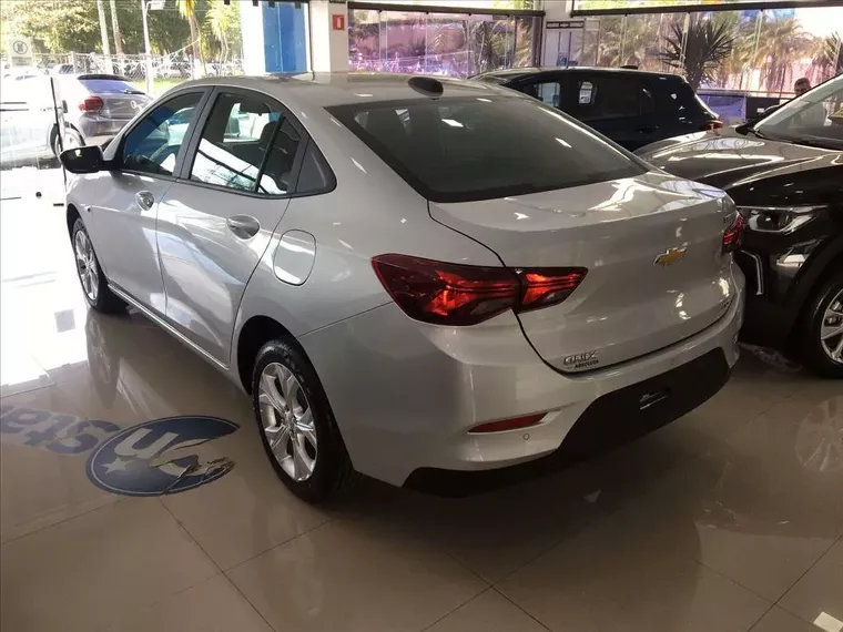 Chevrolet Onix Prata 2