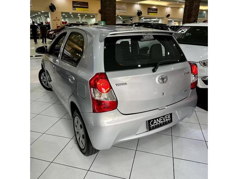 Toyota Etios Prata 5