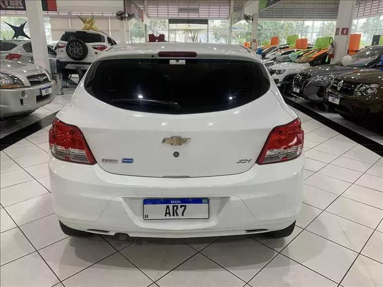 Chevrolet Onix Branco 9