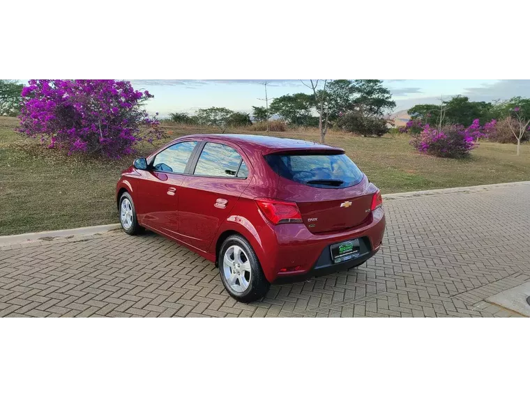 Chevrolet Onix Vinho 8