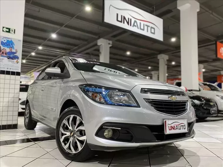 Chevrolet Onix Prata 2