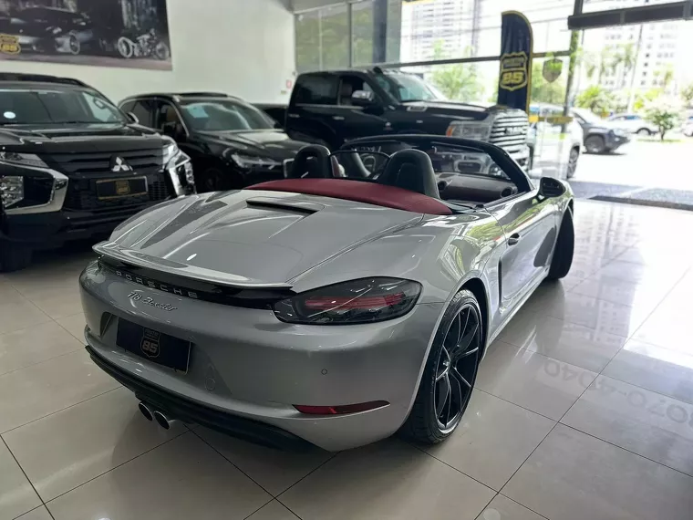 Porsche 718 Prata 17